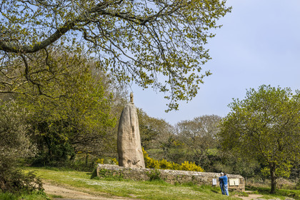 France, Côtes-d'Armor (22), Côte de Granit Rose, Pleumeur-Bodou, menhir de Saint-Uzec gravé lors de sa christianisation au XVIIe siècle