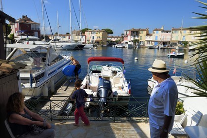 France, Var (83),  golfe de Saint-Tropez, la cité lacustre de Port-Grimaud, à l'arrière de la maison de Jean-Claude Filhastre l'un des habitants pionniers de Port-Grimaud