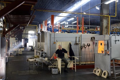 France, Moselle (57), Saint-Louis-les-Bitche, la Cristallerie Saint-Louis, façonnage du verre chaud