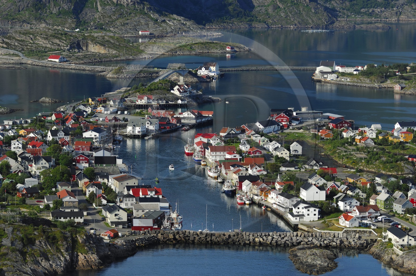 Norvège, Nordland, Iles Lofoten, Ile de Vagan, port de Henningsvaer (vue aérienne)