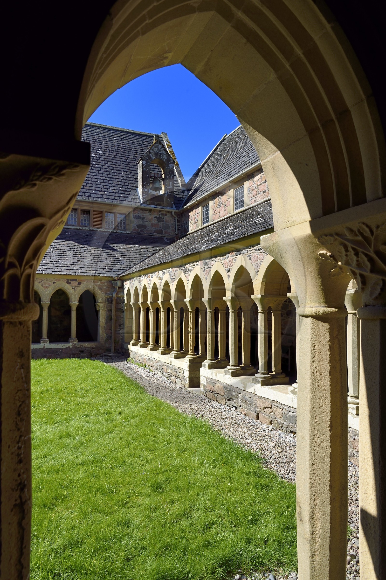 Royaume-Uni, Ecosse, Highland, Hébrides intérieures, Ile de Iona face à l'Ile de Mull, abbaye d'Iona fondée par Saint Columba au VIème siècle, le cloitre