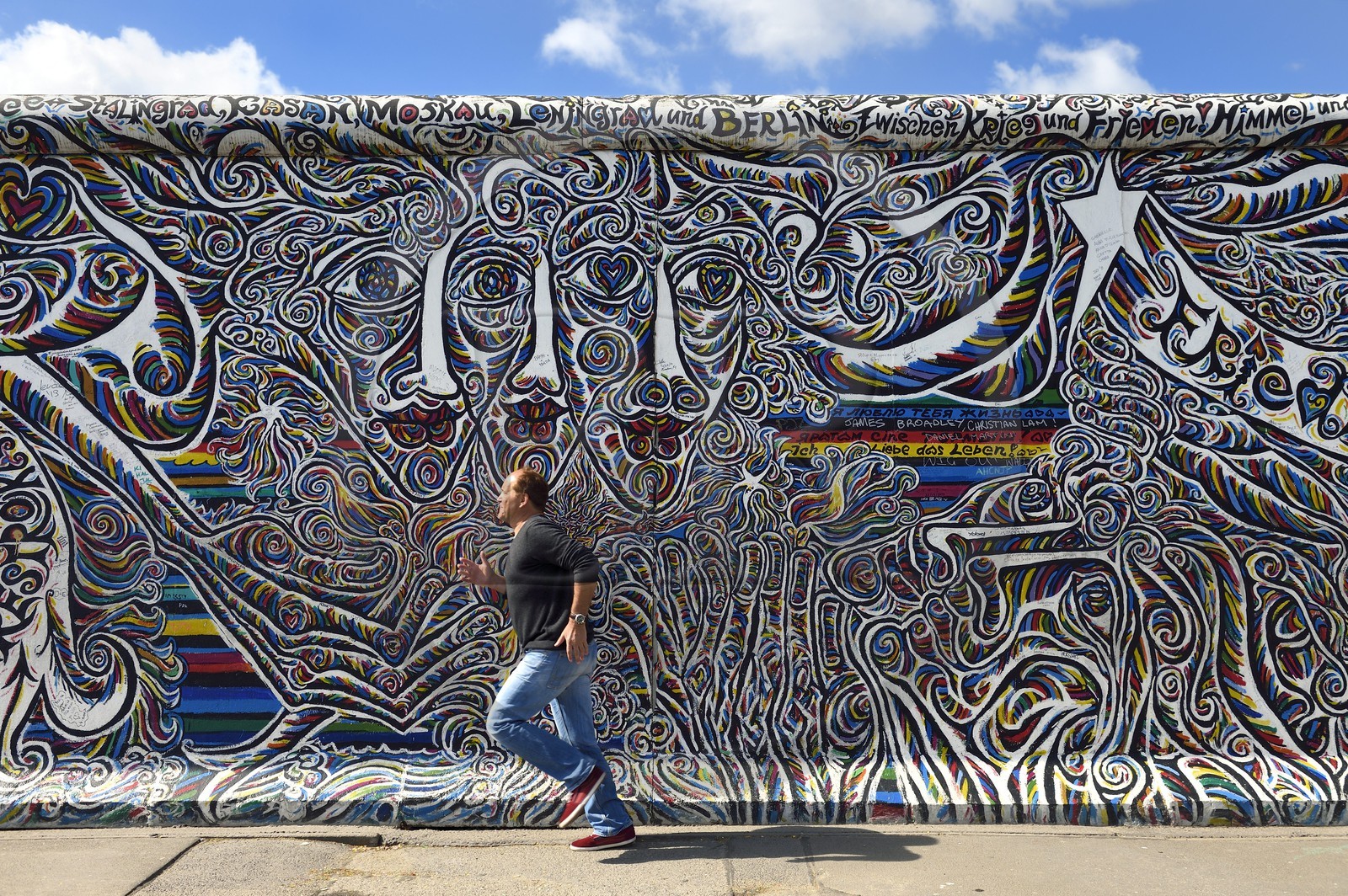 Allemagne, Berlin, Friedrichshain-Kreuzberg, East Side Gallery, le mur, oeuvre de l'artiste Schamil Gimajew datant des années 1990 et rénovée en 2009