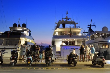 France, Var, Saint-Tropez, yacht on the quai de Suffren at the port