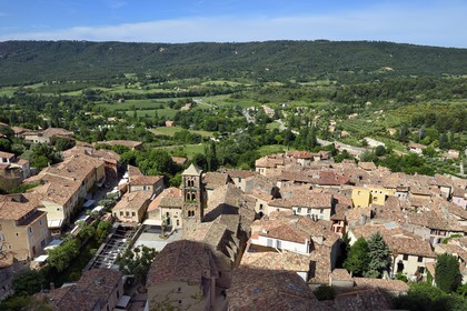 France, Alpes-de-Haute-Provence (04), Parc Naturel Régional du Verdon, Moustiers-Sainte-Marie, labellisé Les Plus Beaux Villages de France, l'église Notre-Dame-de-l'Assomption et son clocher du XIIe siècle