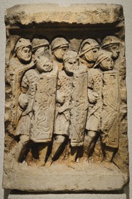 France, Rhône (69), Lyon, site historique classé Patrimoine Mondial de l'UNESCO, colline de Fourvière, musée gallo-romain de Fourvière, légionnaires romains sur un bas-relief provenant du site de Glanum datant de 130 de notre ère