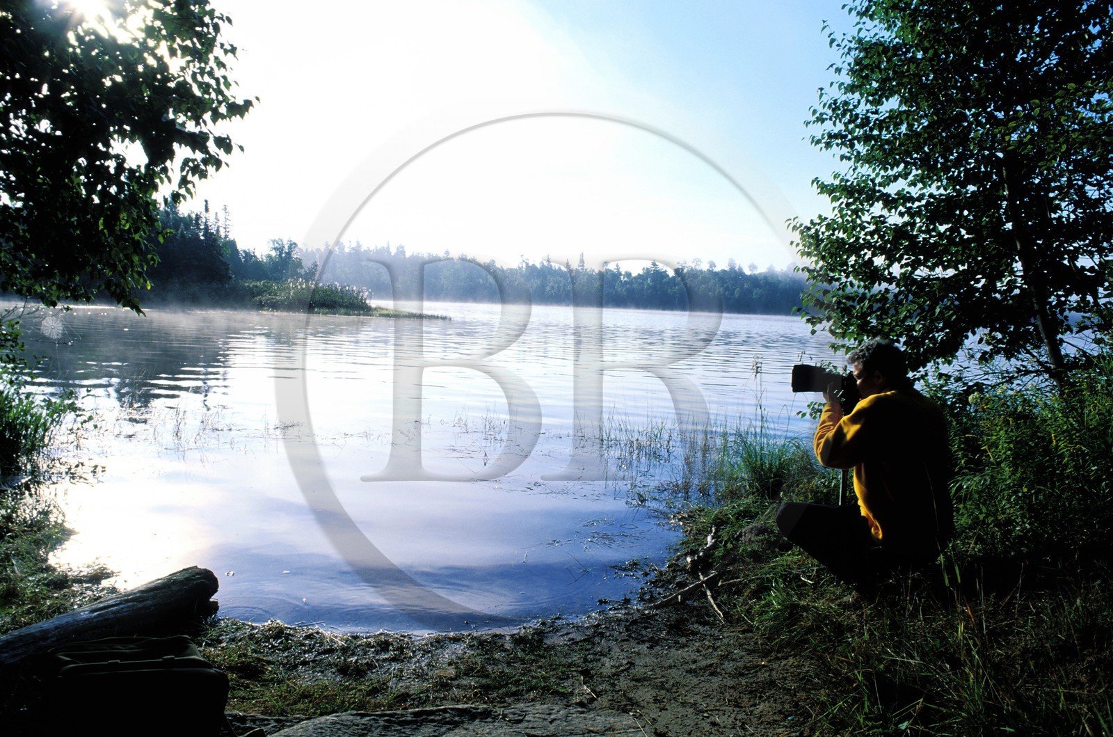Canada, province de Québec, Réserve faunique de la Vérendrye, Grand Lac Victoria, un photographe au petit matin