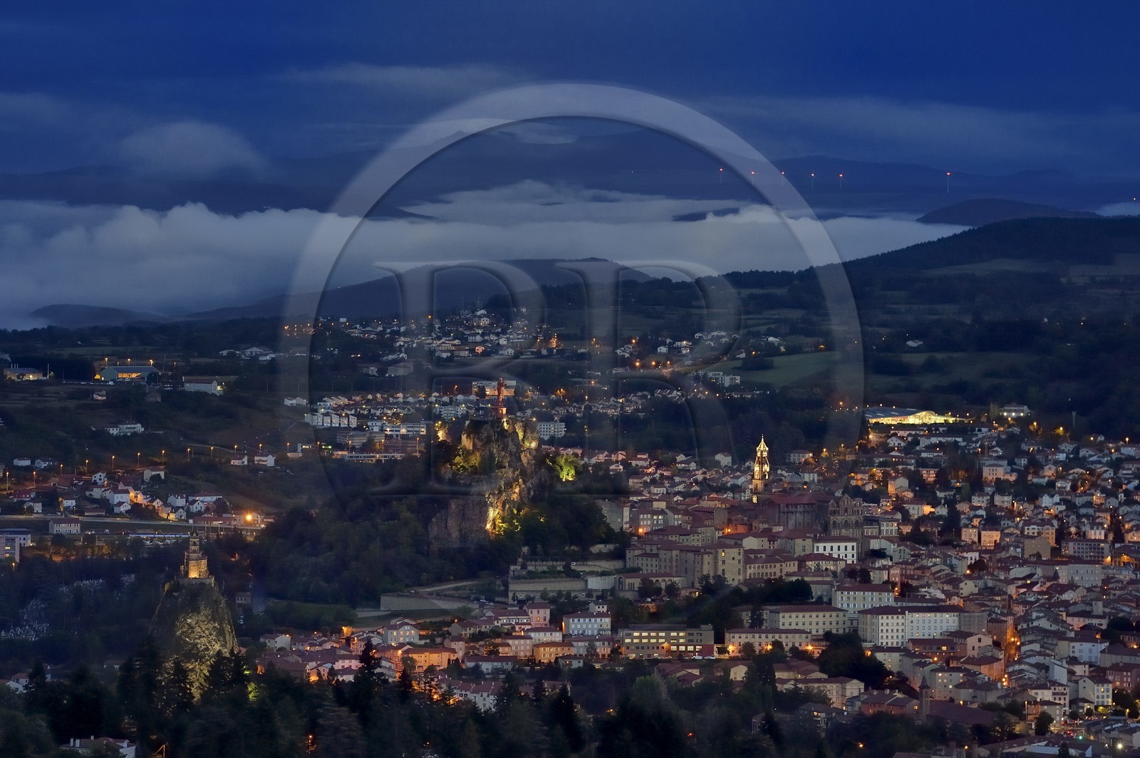 France, Haute-Loire (43), Le Puy-en-Velay, étape classée Patrimoine Mondial de l'UNESCO dans le cadre des chemins de Compostelle, vue sur la ville avec la Chapelle Saint-Michel d'Aiguilhe perchée sur un piton volcanique à gauche, la statue Notre Dame de France (de 1860) sur le Rocher Corneille surplombant la cathédrale Notre Dame de l'Annonciation du XIIe siècle à droite