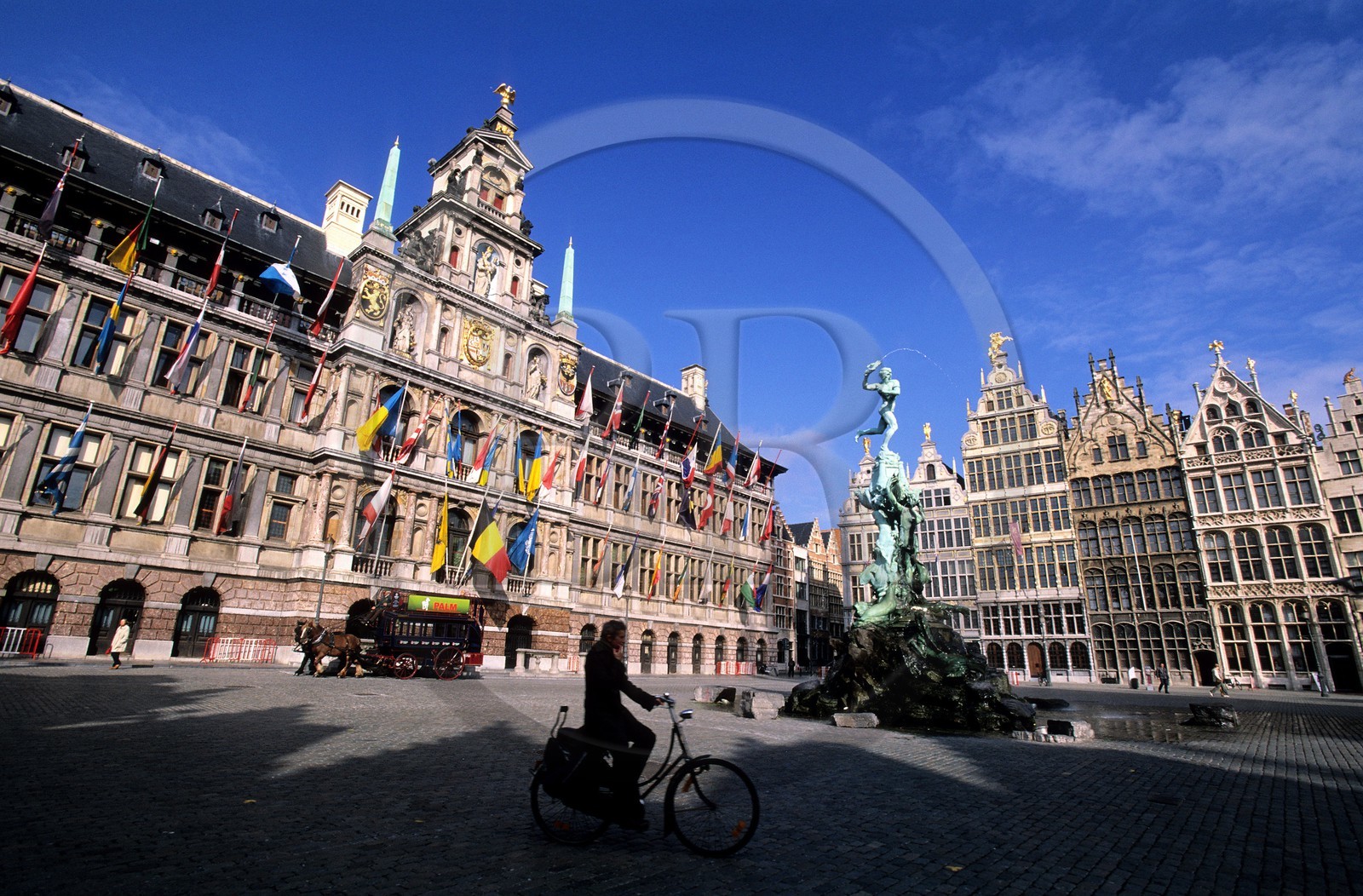 Belgique, Flandre, Anvers (Antwerpen), Hôtel de ville et la Bradofontein sur Grote Markt (Grand Place)