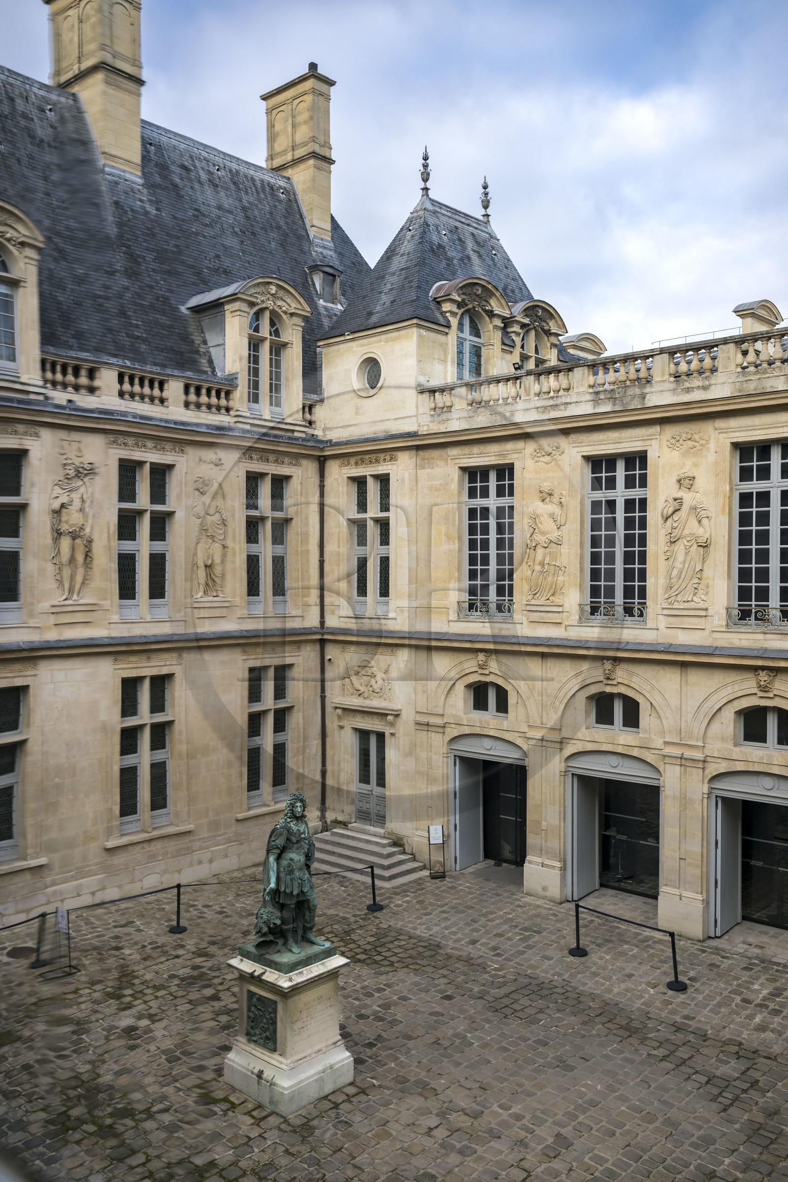 France, Paris (75), quartier du Marais, Musée Carnavalet, statue de Louis XIV en pied dans la cour d'honneur, oeuvre d’Antoine Coysevox