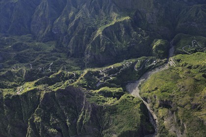 France, Ile de la Reunion, le cirque de Cilaos, classé Patrimoine Mondial de l'UNESCO, la route nationale 5 d'accès au cirque aussi appelée Route aux 400 virages (vue aérienne)
