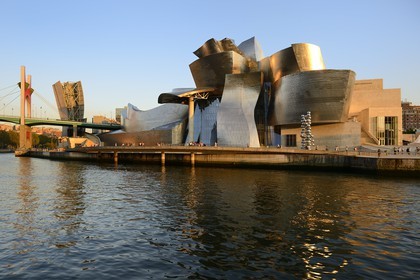 Espagne, Biscaye, Pays Basque espagnol, Bilbao, le musée Guggenheim de l'architecte Frank Gehry et Pont de La Salve avec l'installation de l'artiste français Daniel Buren Les Arches Rouges en arrière plan