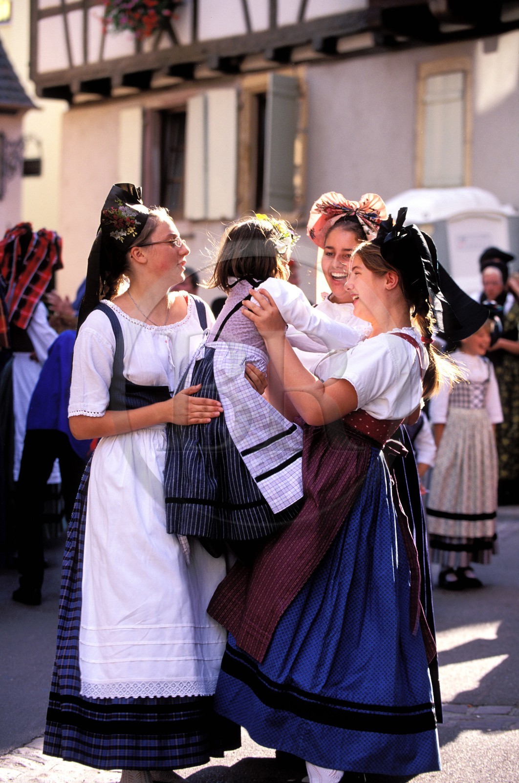 France, Haut-Rhin (68), Eguisheim, labellisé Les Plus Beaux Villages de France, fête du vin, jeunes filles en costume et coiffe alsacienne