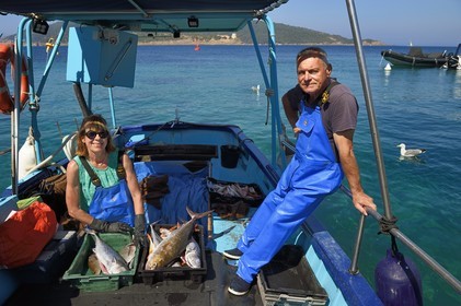 France, Var (83), Iles d'Hyères, Parc national de Port Cros, Ile du Levant, domaine naturiste d'Héliopolis, Christophe et Brigitte Chevallier, seuls pêcheurs professionnels d'Héliopolis, proposent leur pêche à leur retour au port