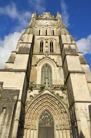 France, Charente-Maritime (17), Saintonge, Saintes, la cathédrale Saint-Pierre, portail occidental gothique sur lequel se déploient des représentations d'anges, d'apôtres et de figures de l'ancien testament