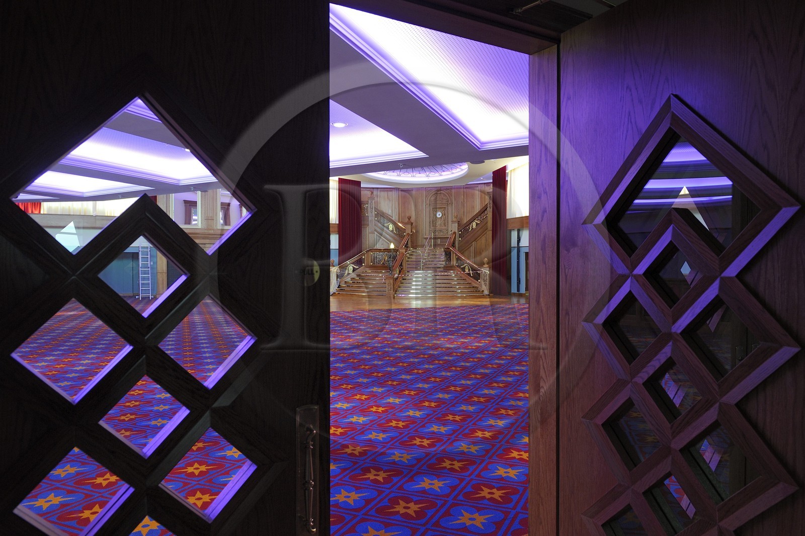 Royaume-Uni, Irlande du Nord, Belfast, quartier des docks de Queen's Island, le centre Titanic Belfast Experience, reconstitution du grand escalier du Titanic dans le restaurant