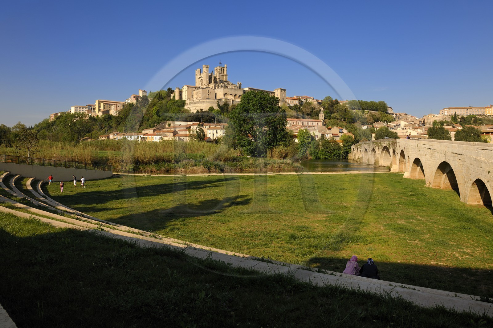 France, Hérault (34), Béziers, la cathédrale Saint Nazaire et le Pont-Vieux sur la rivière Orb