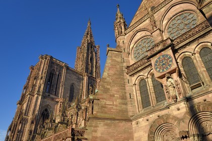 France, Bas-Rhin (67), Strasbourg, vieille ville classée au Patrimoine Mondial de l'UNESCO, la cathédrale Notre-Dame et la façade du bras sud du transept