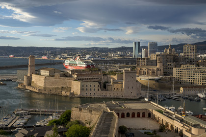 France, Bouches-du-Rhône (13), Marseille, le Fort Saint Jean à l'entrée du Vieux Port vu depuis la Citadelle de Marseille (Fort Saint-Nicolas, le haut fort appelé fort d’Entrecasteaux), le Fort Ganteaume (bas fort Saint-Nicolas) au premier plan