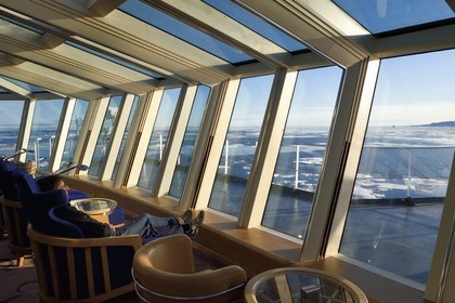 Groenland, cote Nord-Ouest, Smith sound au nord de la baie de Baffin, le bateau de croisière MS Fram de la compagnie Hurtigruten, passager observant la banquise depuis la salle panoramique