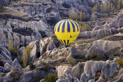 Turquie, Anatolie Centrale, province de Nevsehir, Cappadoce classée Patrimoine Mondial de l'UNESCO, survol en montgolfière du vallon de Balkan à Ortahisar (vue aérienne)
