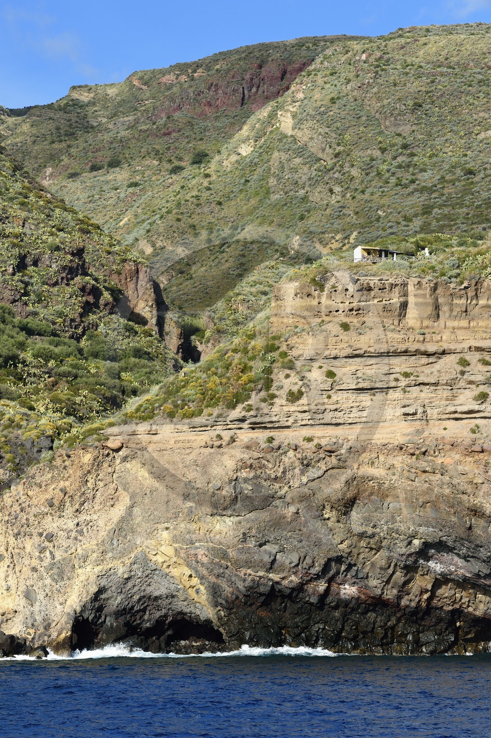 Italie, Sicile, iles Eoliennes, classées Patrimoine Mondial de l'UNESCO, Ile de Lipari, falaises de la cote Ouest