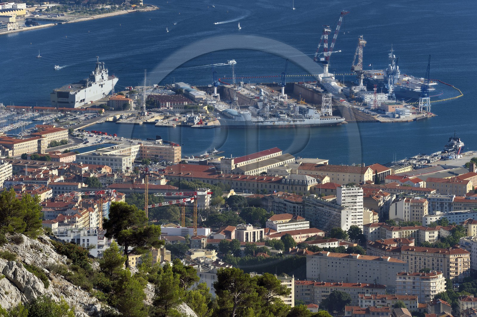 France, Var (83), Toulon, la base navale dans la rade depuis le Mont Faron, cales sèches des Grands Bassins Vauban