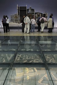 France, Paris (75), le musée d'Orsay, maquette du quartier de l’Opéra au sol et Opéra Garnier de Paris, maquette de la coupe longitudinale entre 1984 et 1986 Maquette de Richard Peduzzi