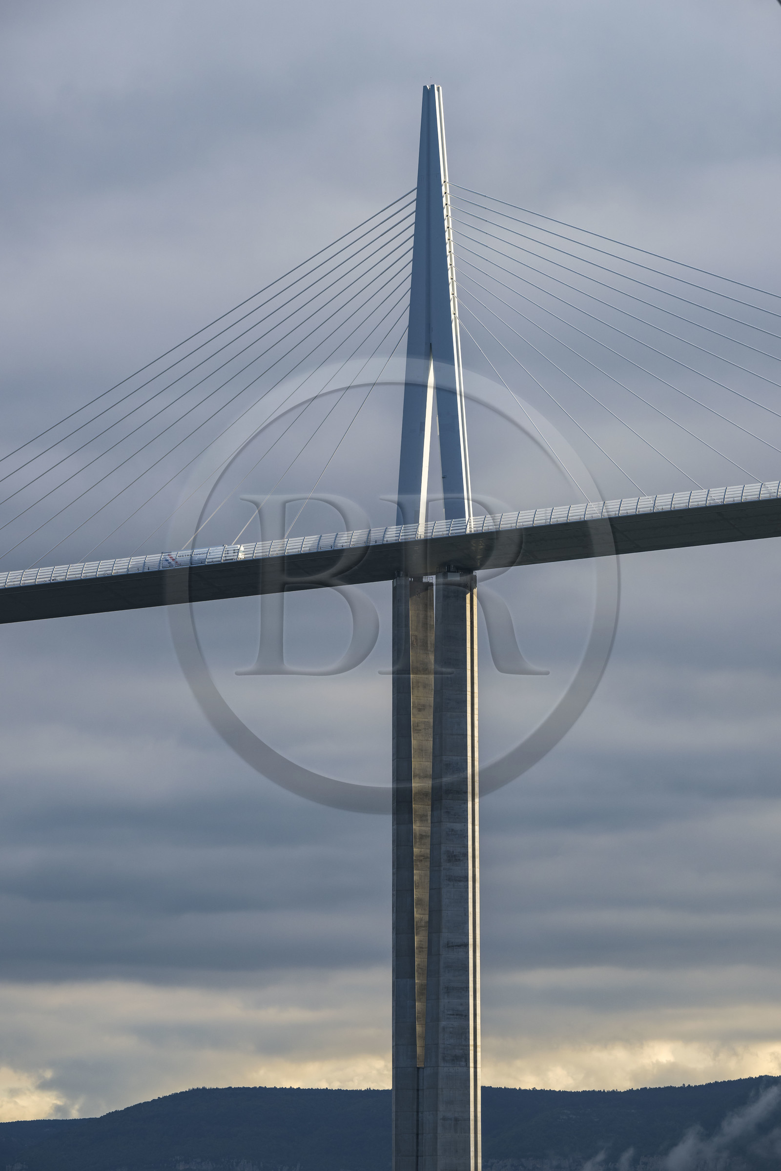 France, Aveyron (12), parc naturel régional des Grands Causses, Millau, le viaduc de Millau des architectes Michel Virlogeux et Norman Foster, entre le Causse du Larzac et le Causse de Sauveterre au dessus du Tarn