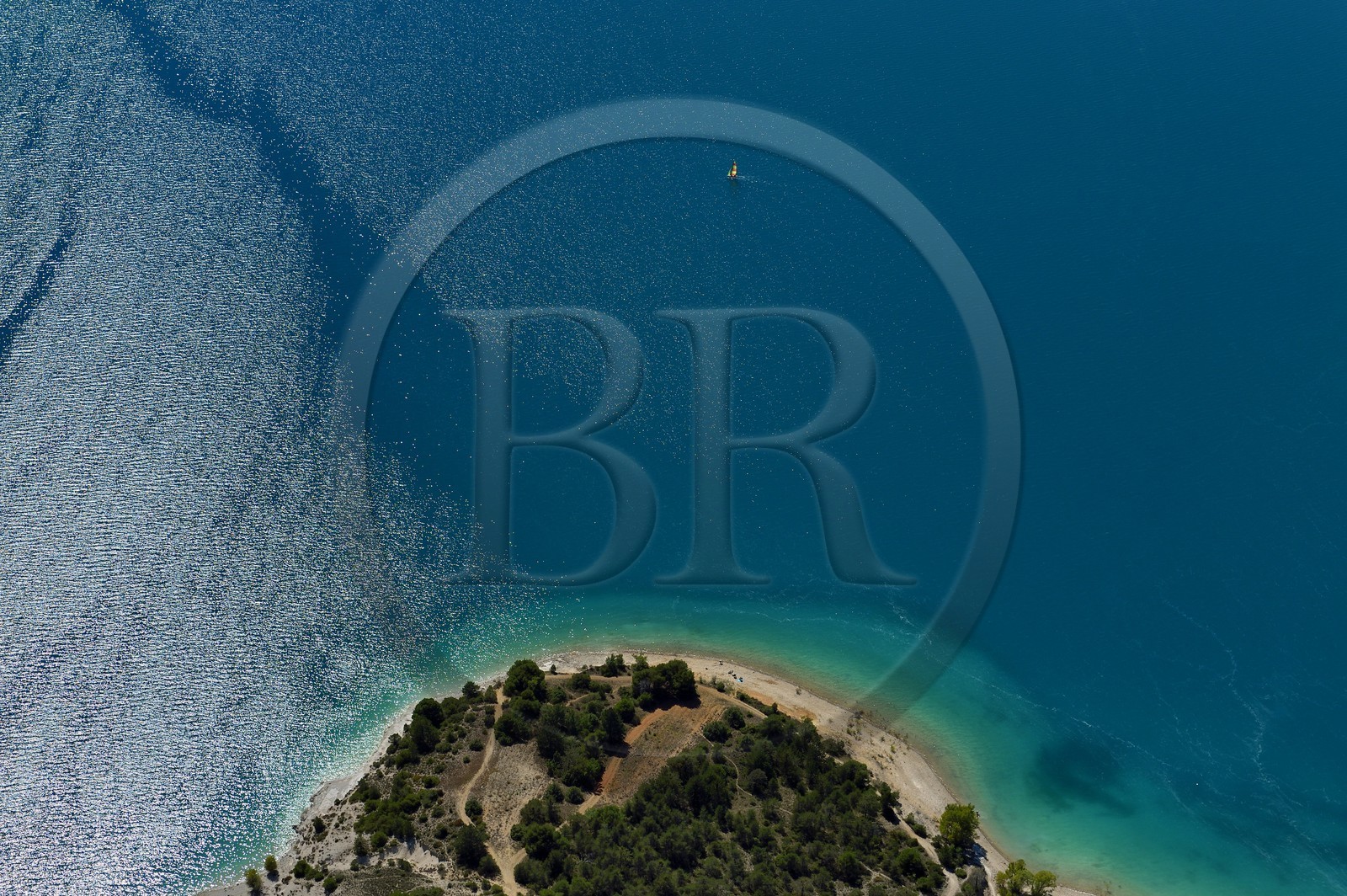 Var (83) rive gauche et Alpes-de-Haute-Provence (04) rive droite, Parc Naturel Régional du Verdon, le lac de Sainte Croix à la sortie des Gorges du Verdon (vue aérienne)