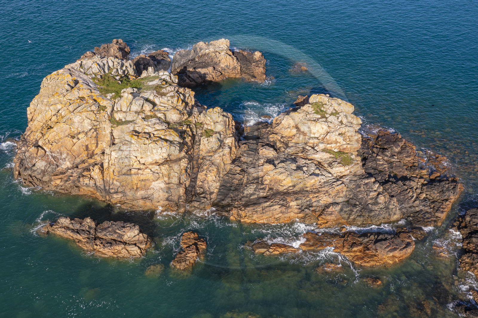 France, Côtes-d'Armor (22), Côte d'Ajoncs, Plougrescant, rochers au lieu dit La Pointe du Chateau (vue aérienne)