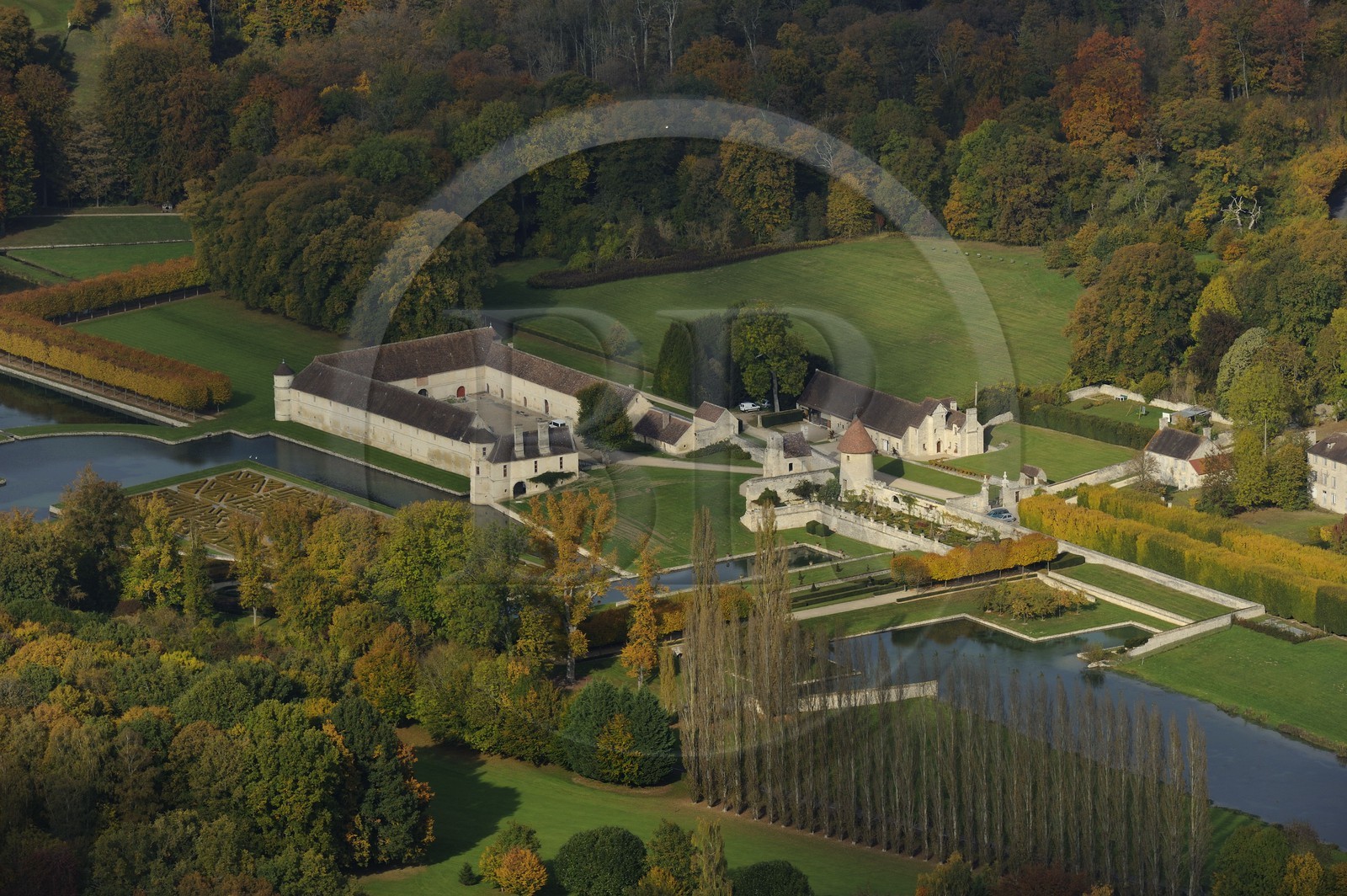 France, Val d'Oise (95), Chaussy, parc naturel du Vexin français, domaine de Villarceaux, manoir de Ninon de Lenclos (vue aérienne)