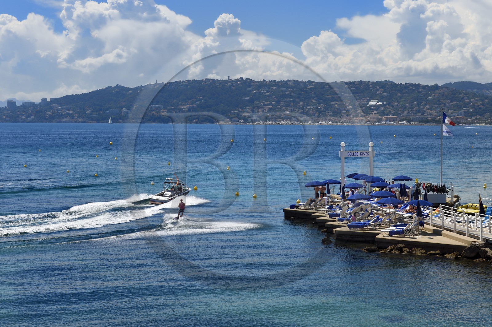 France, Alpes-Maritimes (06), Antibes,  Juan-les-Pins, ski nautique et le ponton de l'hotel Belle Rives