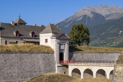 France, Hautes Alpes (05), Mont-Dauphin, citadelle édifiée par Vauban, classée Patrimoine Mondial de l'UNESCO, la Porte de Briançon