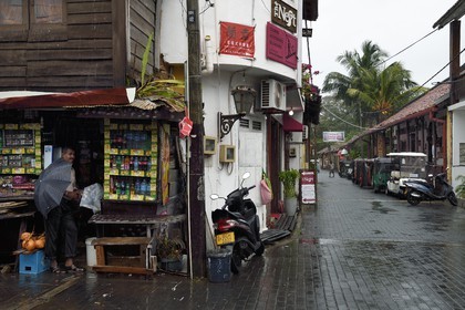 Sri Lanka, Province du Sud, Fort de Galle, classé Patrimoine Mondial de l'UNESCO, les rues de la vieille ville un jour de pluie