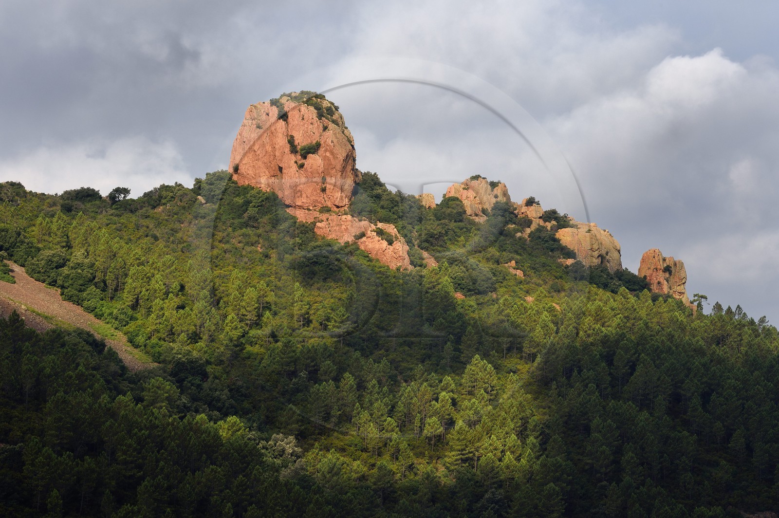 France, Var (83), Agay commune de Saint-Raphaël, massif de l'Estérel, rochers au Pic de l'Ours