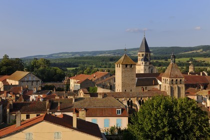 France, Saône et Loire (71), Cluny, clocher de l'Eau Bénite de l'ancienne abbaye au fond, la Tour du Fromage et à droite l'église de Notre-Dame