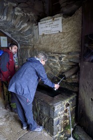France, Ardèche (07), parc naturel régional des Monts d'Ardèche, Massif du Mézenc, au pied du Mont Gerbier-de-Jonc (1551 m), parmis les trois sources de la Loire, la source géographique dans la Ferme de la Loire de M. Eric Maréchal