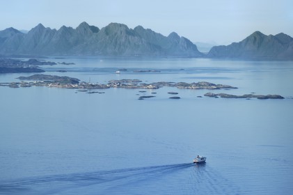 Norvège, Nordland, Iles Lofoten, l’Express côtier Hurtigruten (vue aérienne)