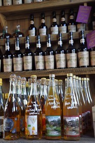 France, Calvados (14), Pays d' Auge, Beuvron-en-Auge, labellisé Les Plus Beaux Villages de France, Aux Trois Demoiselles, cidres bio en vente au bar le Boogie Blues