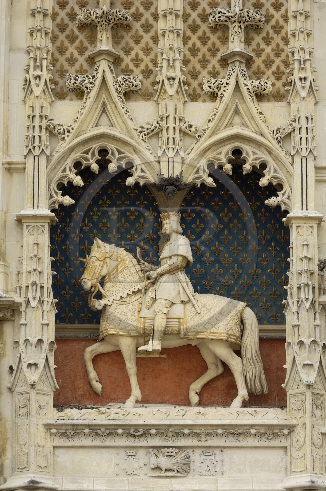 France, Loir-et-Cher (41), vallée de la Loire classée au Patrimoine Mondial de l'UNESCO, château de Blois, façade de l'aile Louis XII, statue équestre du Roi Louis XII