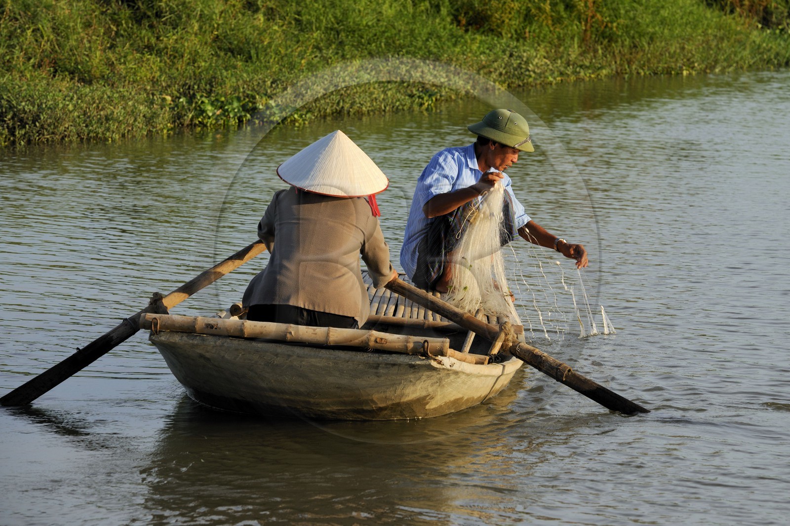 Vietnam, province de Ninh Binh, village insulaire de Kenh Ga, barque de pêcheurs