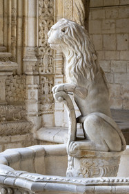 Portugal, Lisbonne, Bélem, Monastere des Hiéronymites (Mosteiro dos Jerónimos), classé Patrimoine Mondial de l'UNESCO, la fontaine du lion dans le cloitre