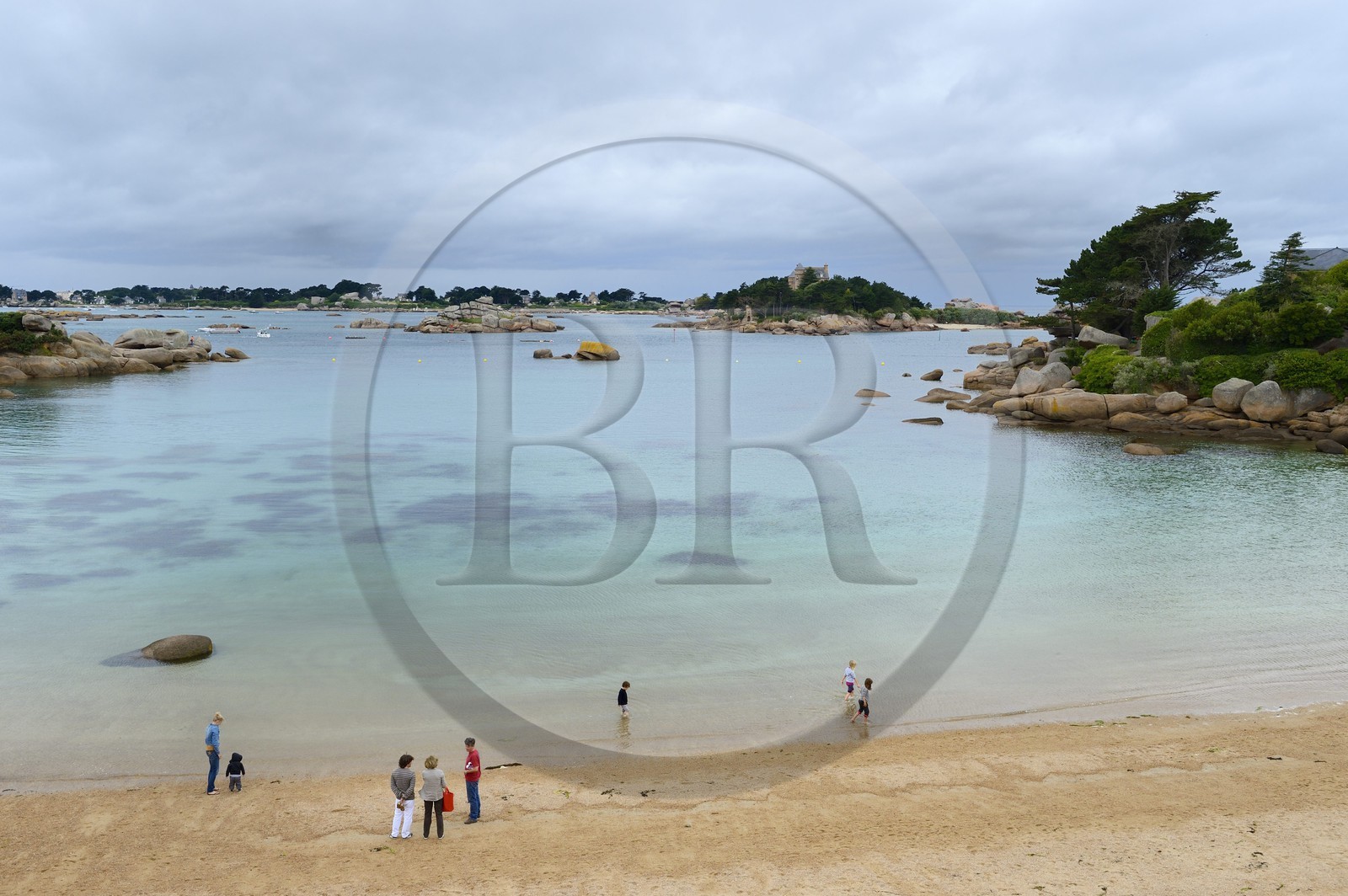 France, Côtes-d'Armor (22), Côte de Granit Rose, Trégastel, château et ile de Costaérès et plage Saint-Guirec à Ploumanach, l'Ile Renote est en arrière plan
