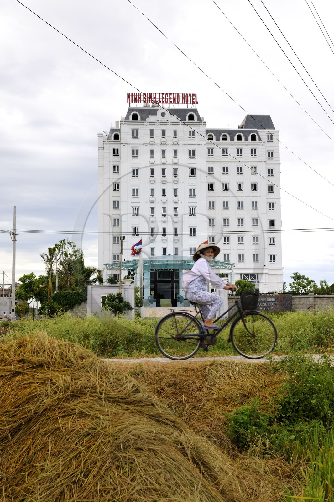 Vietnam, Ninh Binh, la ville est en constante extension sur les anciennes rizières, le tout récent Ninh Binh Legend hotel