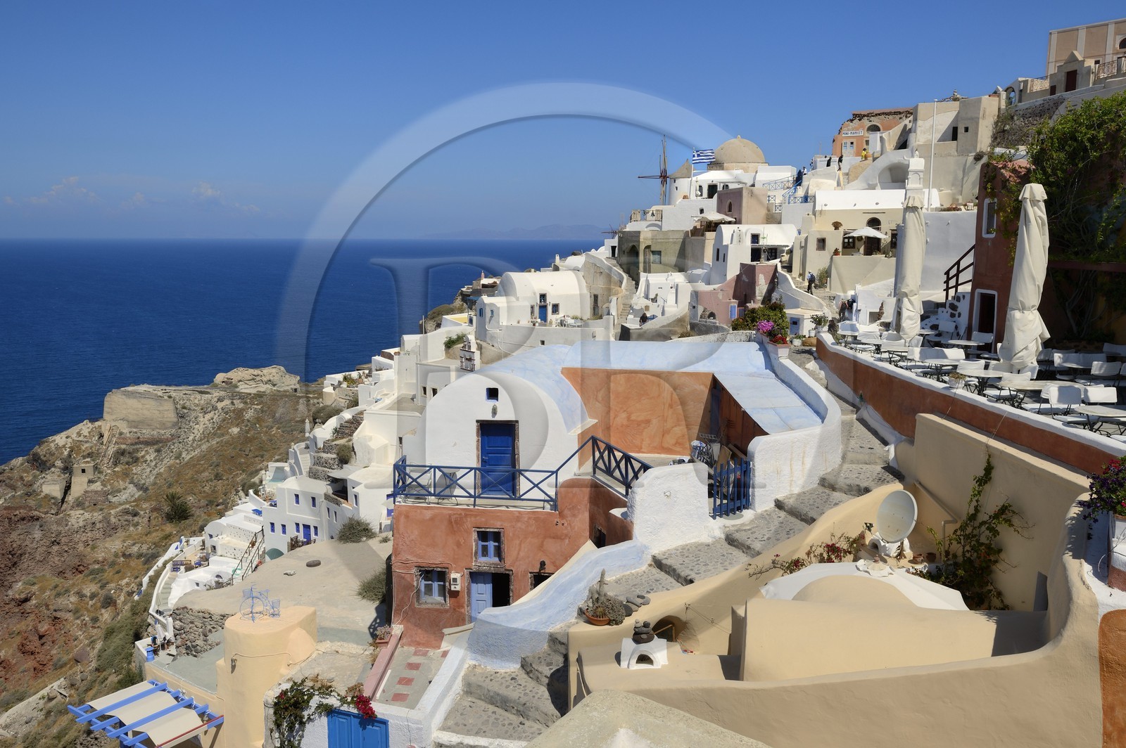 Grèce, Les Cyclades, mer Égée, île de Santorin (Thira ou Théra), le village de Oia qui surplombe la Caldera