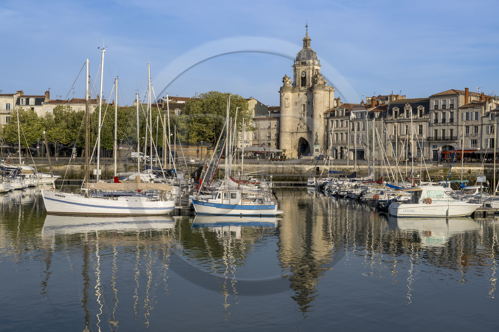 France, Charente-Maritime (17), La Rochelle, le Vieux Port avec la porte de la Grosse Horloge