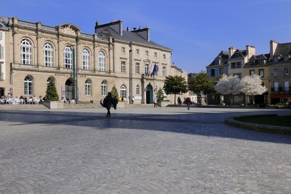 France, Finistère (29), Quimper, le musée des Beaux Arts et l'Hôtel de ville sur la place Laennec