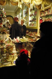 France, Bas Rhin (67), Strasbourg, vitrine d'un chocolatier a Noel