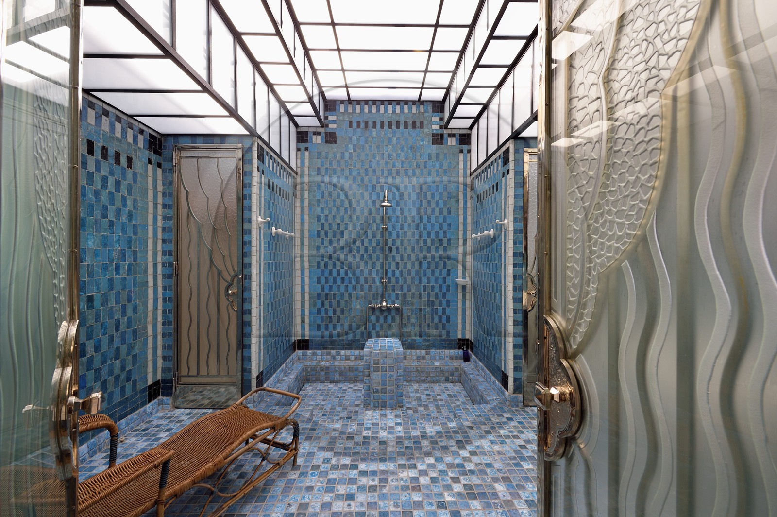 France, Pyrénées-Atlantiques (64), la côte du Pays-Basque, Ciboure, la Villa Art déco Leihorra dessiné par l'architecte Joseph Hiriart 1926, la salle de bain