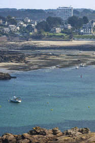 France, Côtes-d'Armor (22), Côte de Granit Rose, Trébeurden, l'immeuble Hélios inscrite au patrimoine du XXème siècle de l'architecte Roger Le Flanchec admirateur du Corbusier en arrière plan
